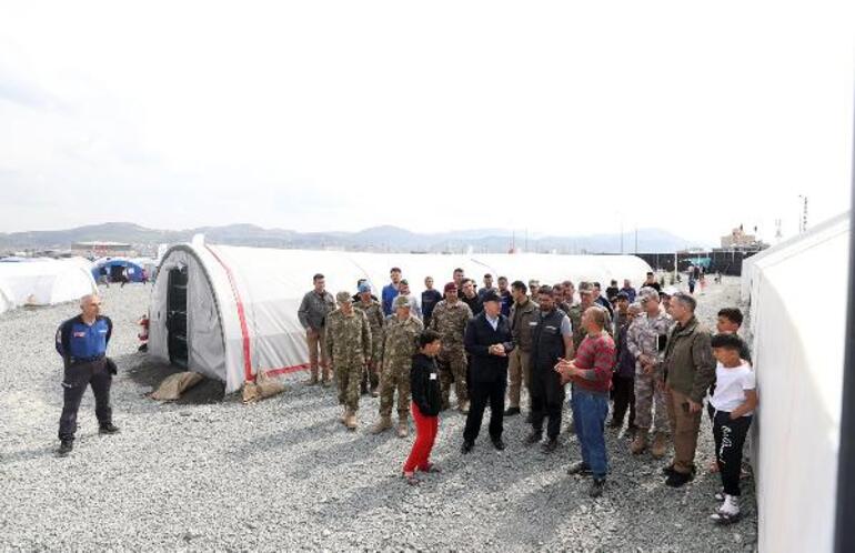 Bakan Akar, Hatay'da depremzedelerle bir araya geldi