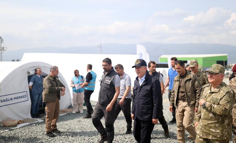 Bakan Akar, Hatay'da depremzedelerle bir araya geldi