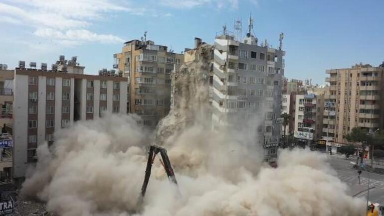 Şanlıurfa’da ağır hasarlı 10 katlı bina kontrollü yıkıldı