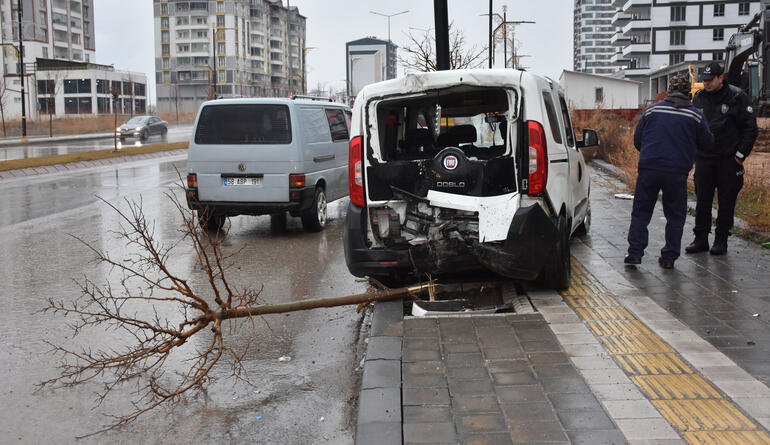 Hafif ticari araç elektrik direğine çarptı: 1'i ağır, 4 yaralı