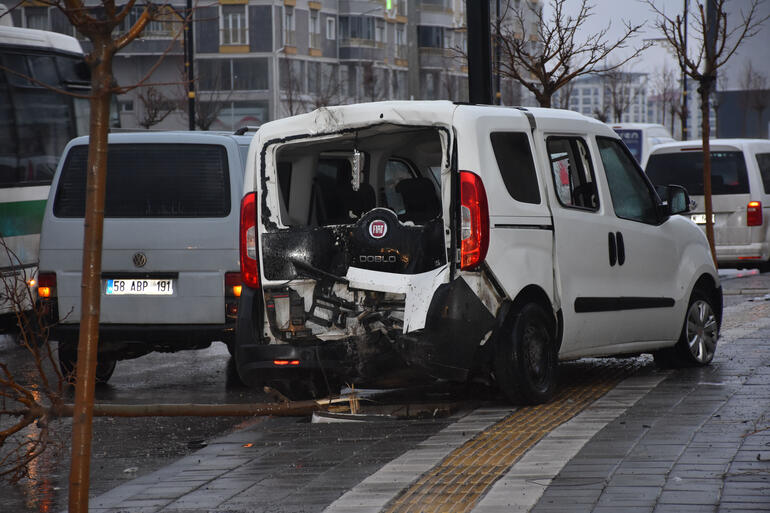 Hafif ticari araç elektrik direğine çarptı: 1'i ağır, 4 yaralı