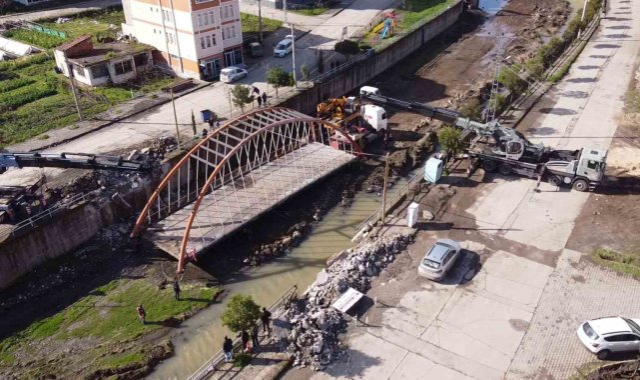 Samsun'da demir köprüyü yeni yerine dereden tırla götürdüler