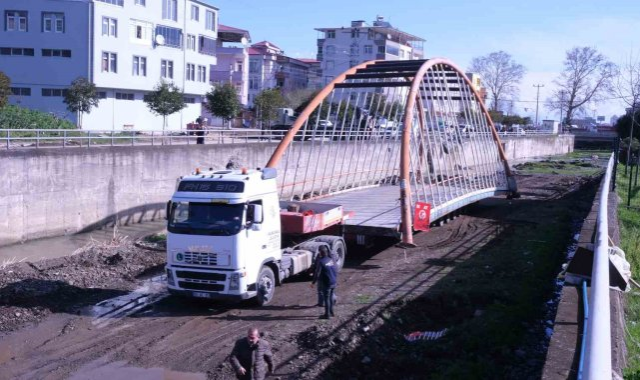 Samsun'da demir köprüyü yeni yerine dereden tırla götürdüler