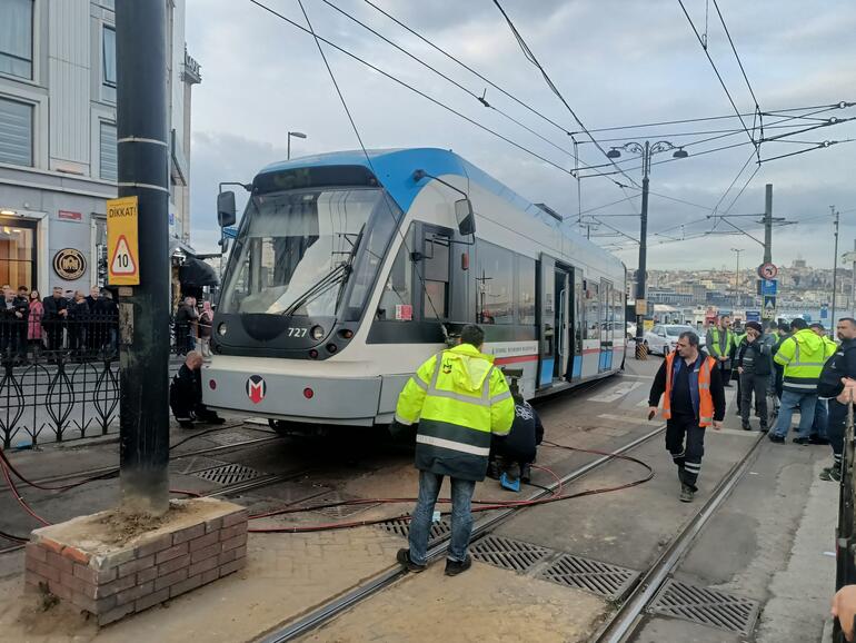 Sirkeci'de aynı yerde tramvay yeniden raydan çıktı