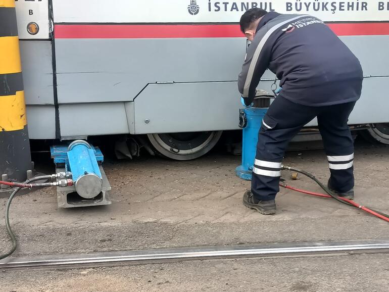 Sirkeci'de aynı yerde tramvay yeniden raydan çıktı