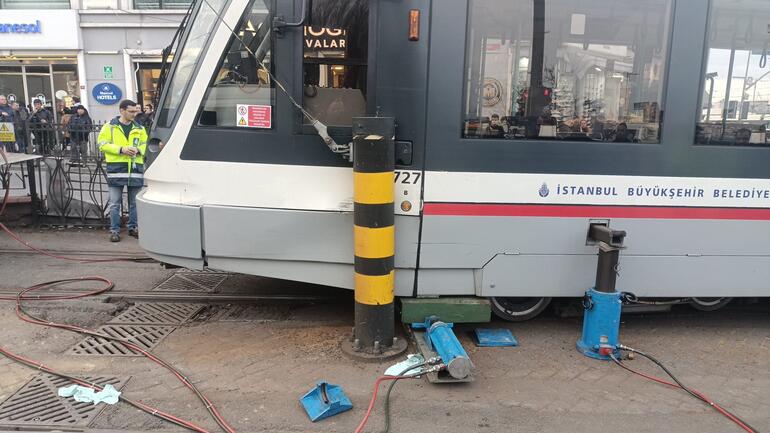 Sirkeci'de aynı yerde tramvay yeniden raydan çıktı