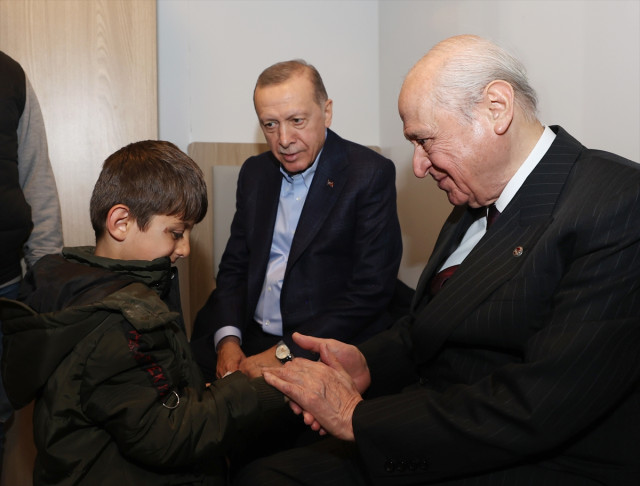 Cumhurbaşkanı Erdoğan, Bahçeli'yle birlikte deprem bölgesine moral ziyaretinde bulundu