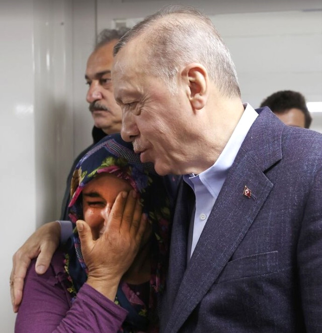 Cumhurbaşkanı Erdoğan, Bahçeli'yle birlikte deprem bölgesine moral ziyaretinde bulundu