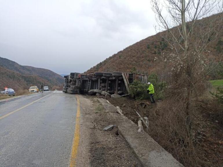 Kastamonu'da çimento yüklü TIR devrildi; şoför yaralı