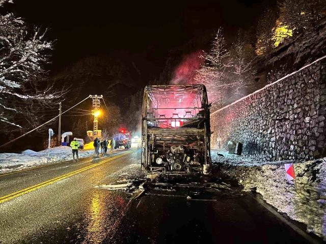 Trabzon'da polisleri taşıyan otobüs alev aldı! Son anda kendilerini dışarı attılar