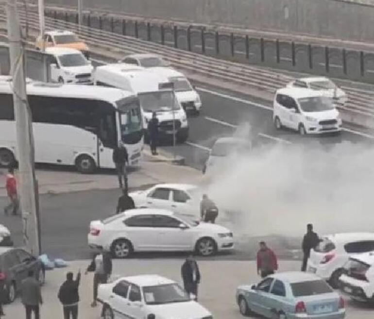 Yanan otomobilin kaputunu tekme atıp, açmaya çalıştı