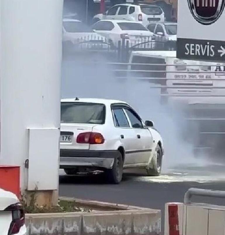 Yanan otomobilin kaputunu tekme atıp, açmaya çalıştı