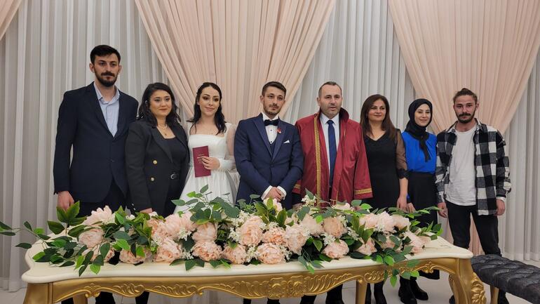 Hatay’da enkazdan kurtarılan nişanlı çifte Yalova'da buruk nikah