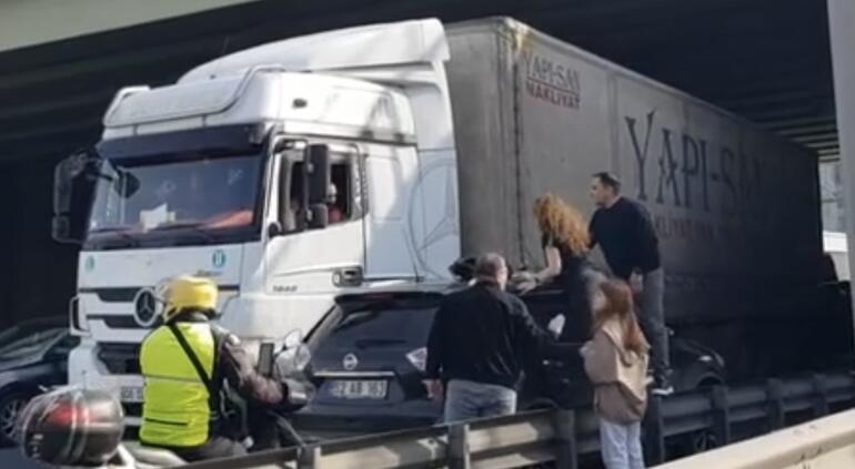 Bağcılar'da TIR'ın çarptığı otomobil savrularak ters yöne döndü