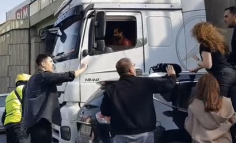 Bağcılar'da TIR'ın çarptığı otomobil savrularak ters yöne döndü