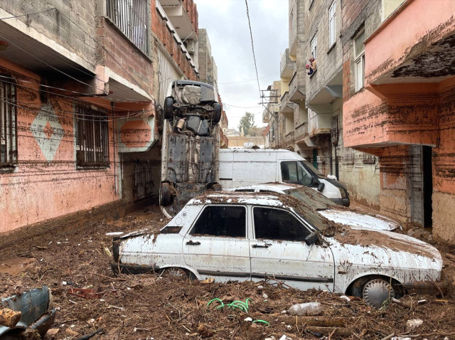 Sel felaketinde can kaybı 17 oldu! Kaybolan anne ve kızı arama çalışmaları sürüyor