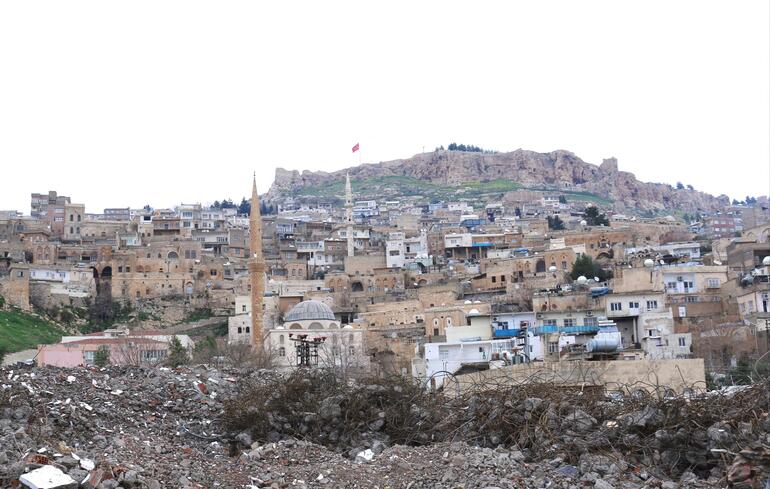 Mardin'de kültürel dokuyu bozan 5 katlı binanın yıkımı yapıldı