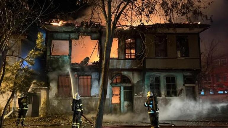 Kütahya'da metruk bina, alev alev yandı