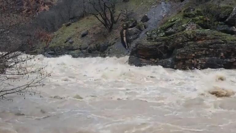 Munzur Çayı taştı, Tunceli- Ovacık karayolu kapatıldı