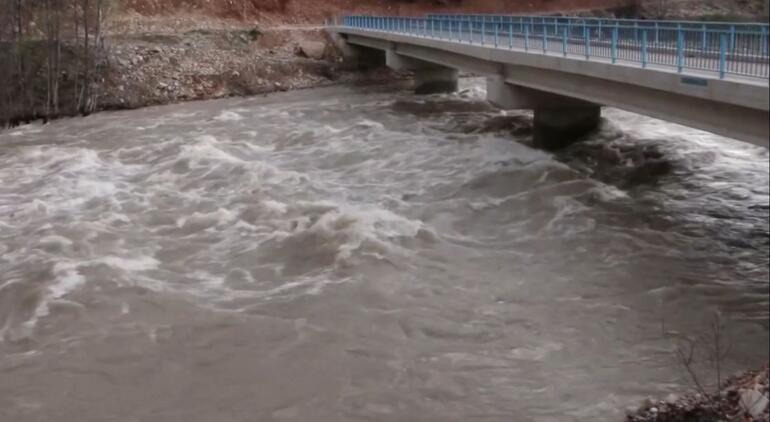 Munzur Çayı taştı, Tunceli- Ovacık karayolu kapatıldı