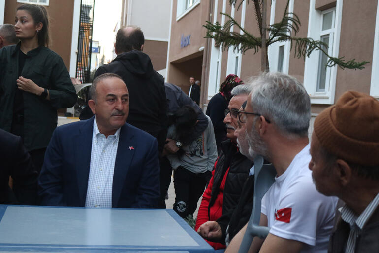 Bakan Çavuşoğlu, iftarını Antalya'da depremzedelerle birlikte yaptı