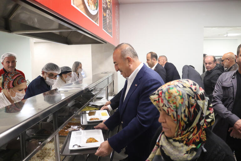 Bakan Çavuşoğlu, iftarını Antalya'da depremzedelerle birlikte yaptı