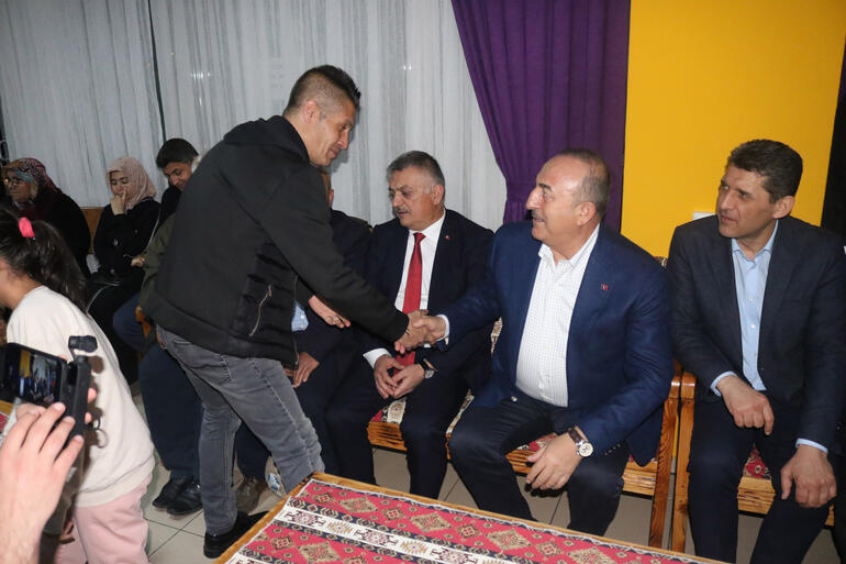 Bakan Çavuşoğlu, iftarını Antalya'da depremzedelerle birlikte yaptı