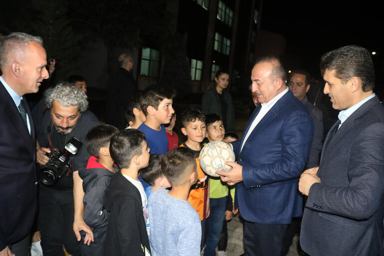 Bakan Çavuşoğlu, iftarını Antalya'da depremzedelerle birlikte yaptı