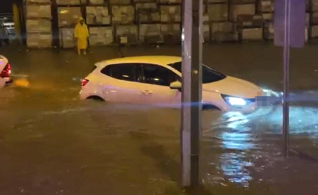 Şanlıurfa'da sağanak yağış hayatı felç etti, okullar 1 gün tatil edildi