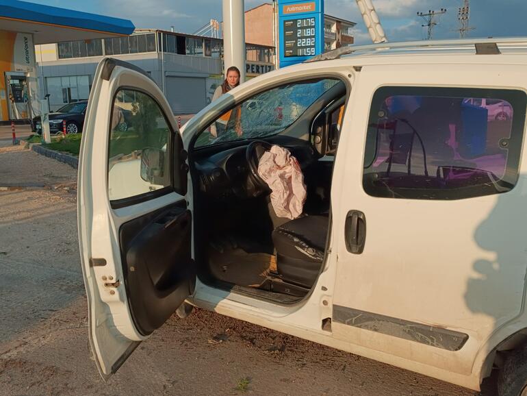 Elazığ'da refüje çarpan hafif ticari araç karşı şeride geçti: 3 yaralı