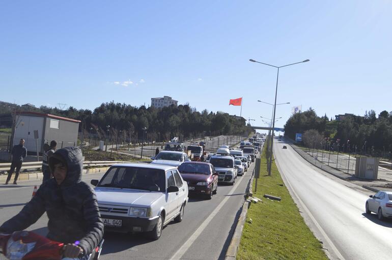 TIR'dan düşen konteynerler yolu kapattı