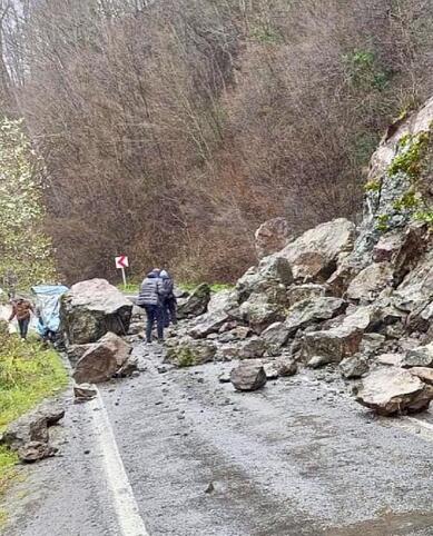 Ordu’da heyelan; düşen kayalar, yolu kapattı