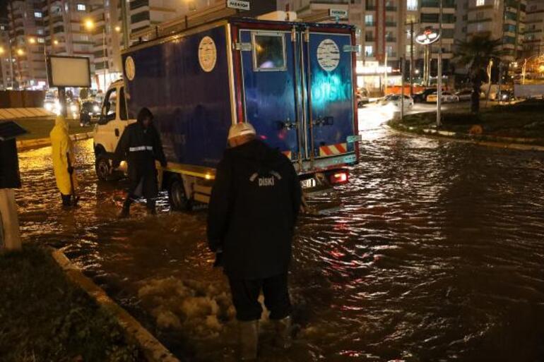 Diyarbakır’daki kuvvetli yağış; 9 otomobil hasar gördü, 80 ev ve iş yerini su bastı