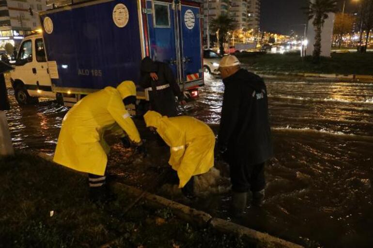 Diyarbakır’daki kuvvetli yağış; 9 otomobil hasar gördü, 80 ev ve iş yerini su bastı