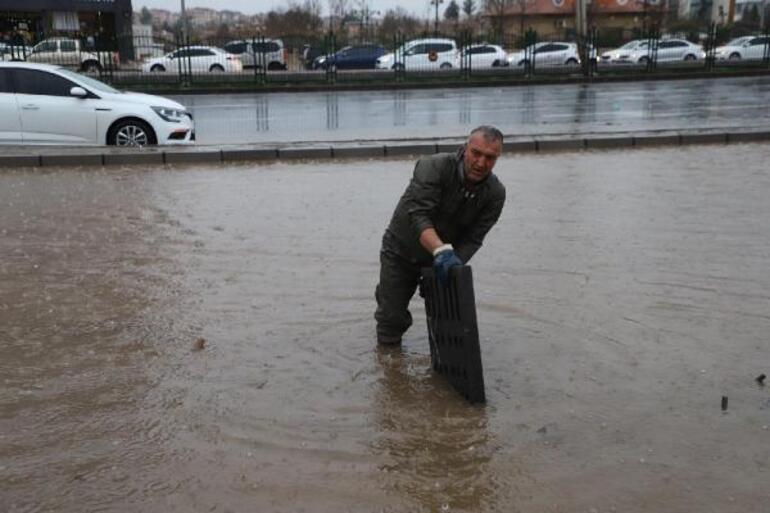 Diyarbakır’daki kuvvetli yağış; 9 otomobil hasar gördü, 80 ev ve iş yerini su bastı