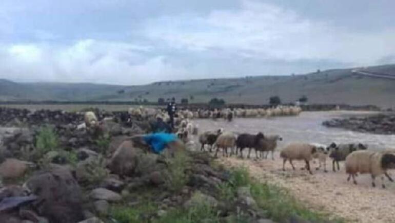 Diyarbakır'da sağanak; dere taştı, derme çatma köprü yıkıldı