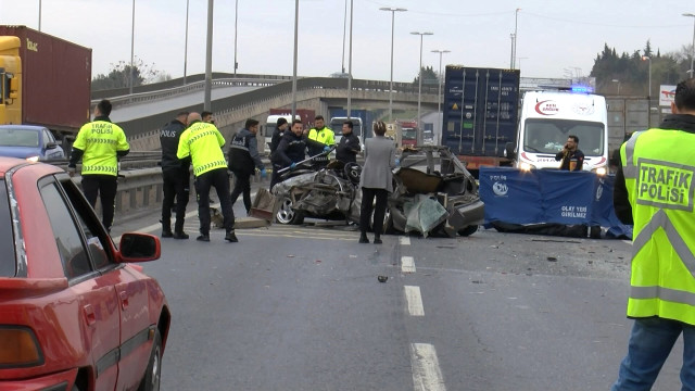 Önce bariyerlere sonra tıra çarptı! Beylikdüzü'nde hızla gelen otomobil iki kişiye mezar oldu