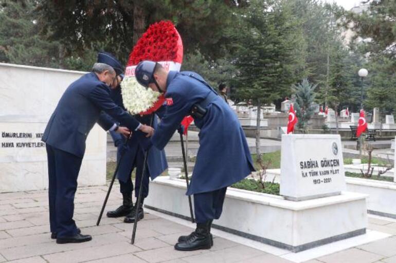 Sabiha Gökçen, mezarı başında anıldı