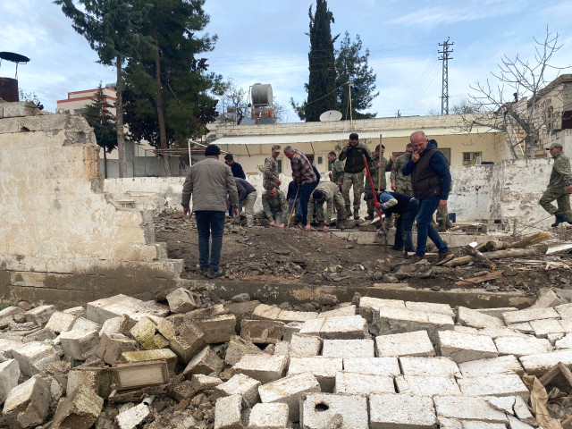 Depremde hasar gören tek katlı bina çöktü! Enkaz altında kalan tarım işçisi hayatını kaybetti