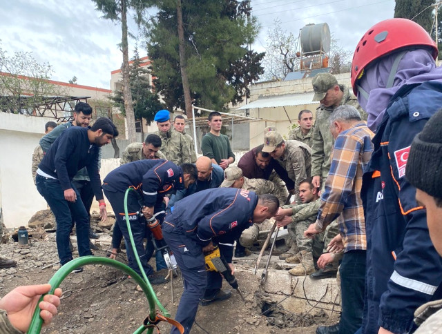 Depremde hasar gören tek katlı bina çöktü! Enkaz altında kalan tarım işçisi hayatını kaybetti