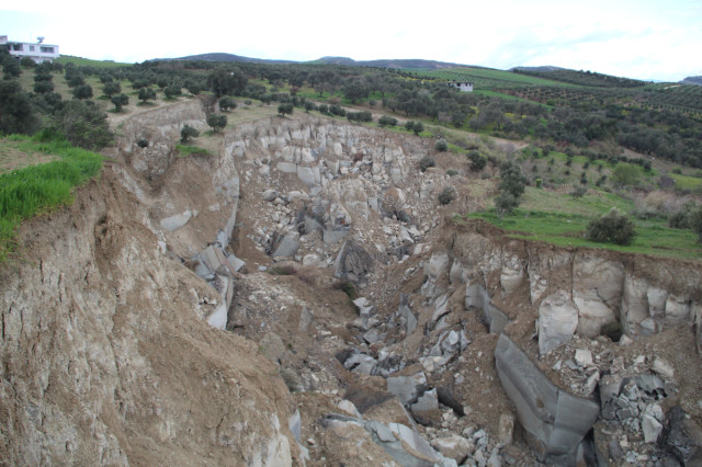 Hatay'da 5 metrelik dev fay yarığının yuttuğu mahalle, yakın bir yer olursa taşınacak