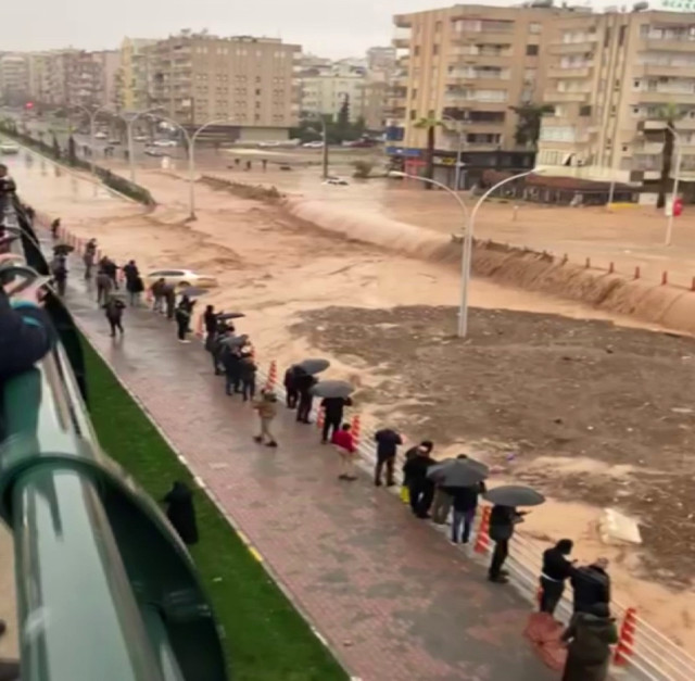 Sel felaketinin boyutu gündüz ortaya çıktı! Tır, sulara direnemeyerek yoldan aşağı devrildi