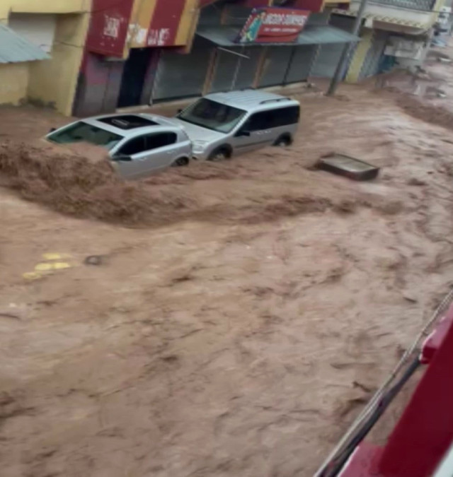 Sel felaketinin boyutu gündüz ortaya çıktı! Tır, sulara direnemeyerek yoldan aşağı devrildi