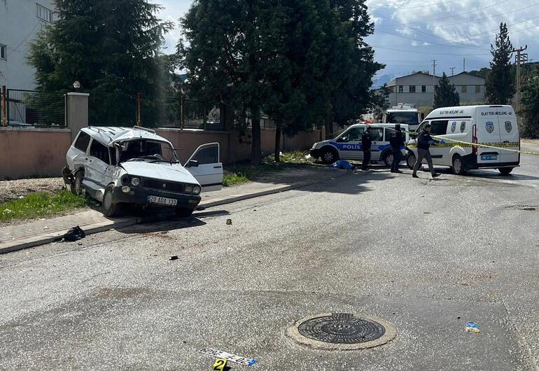 Beton mikseri otomobile çarptı; anne öldü, oğlu yaralandı