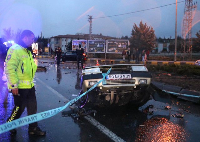 AFAD'ın minibüsü ile çarpışan otomobil ikiye bölündü! 1 ölü, 9 yaralı