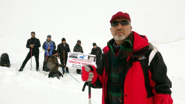 Kuraklığa dikkat çekmek için, Zernaki Tepe'ye tırmanıp pankart açtılar