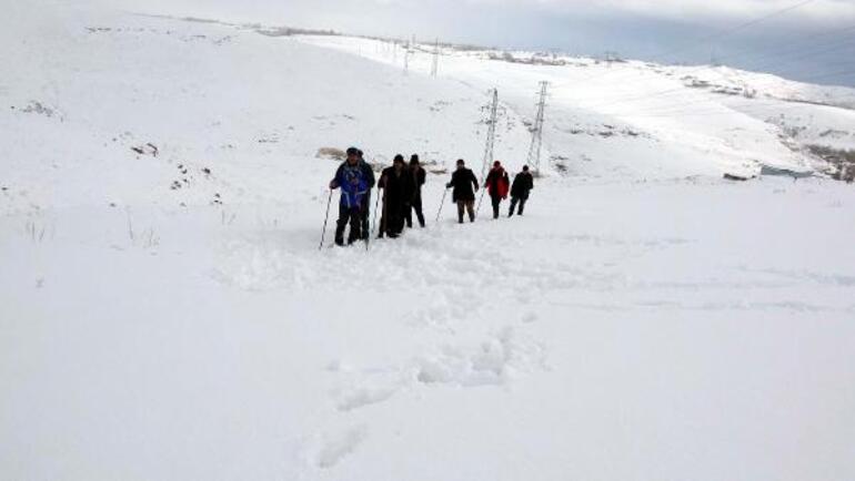 Kuraklığa dikkat çekmek için, Zernaki Tepe'ye tırmanıp pankart açtılar