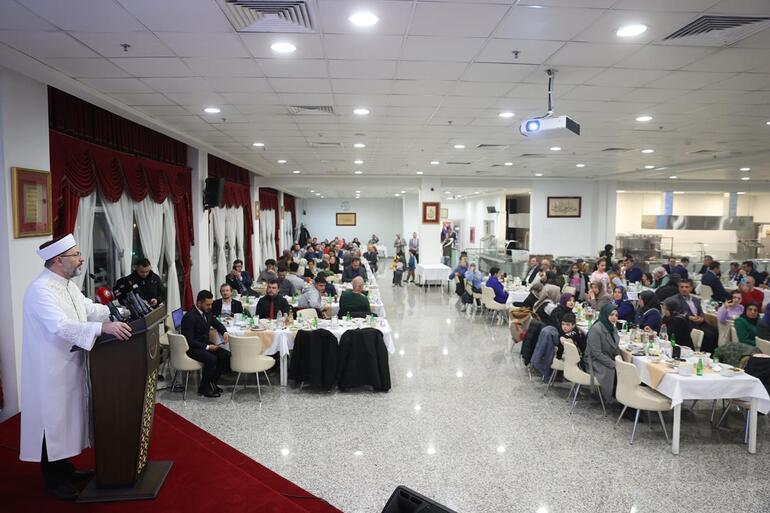 Diyanet İşleri Başkanı Erbaş, Ankara'da depremzedelerle iftar yaptı