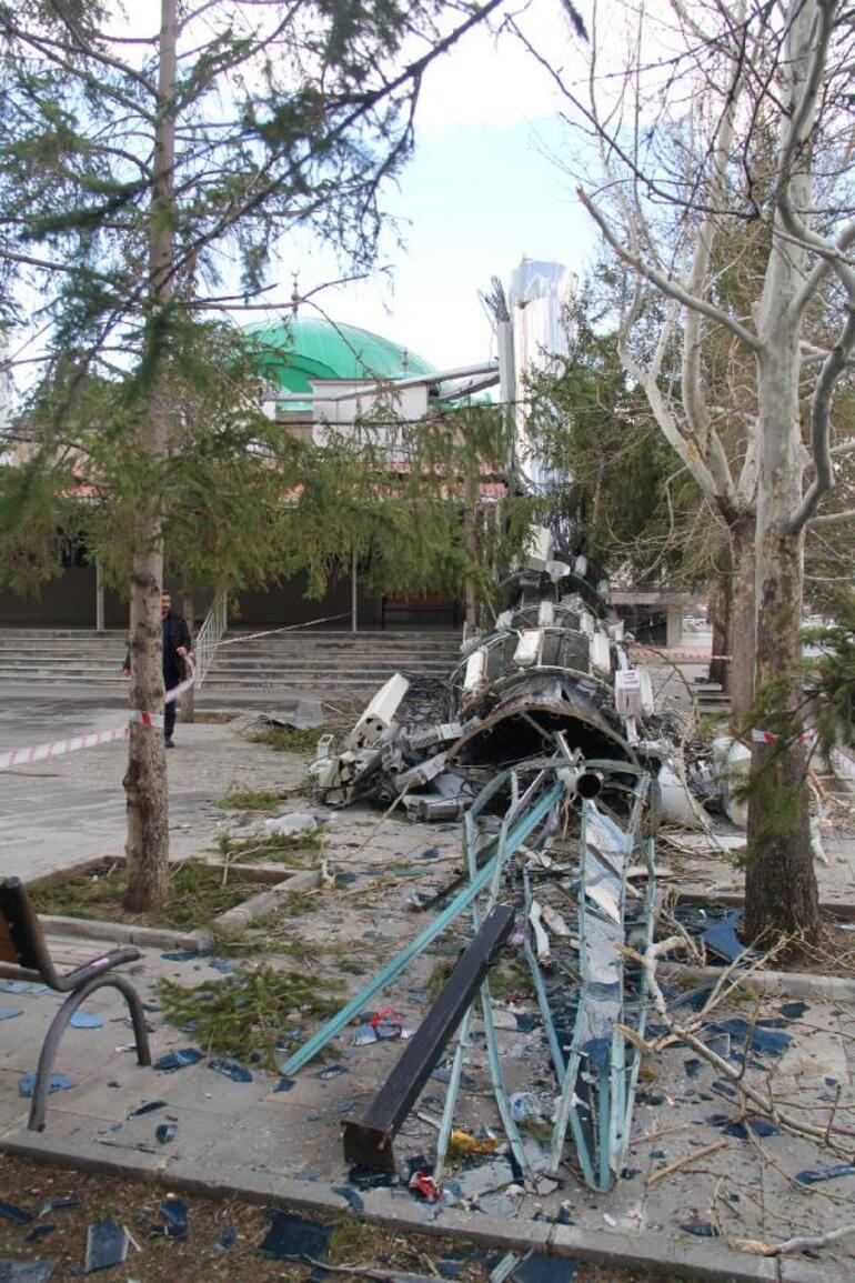 Erzincan'da kuvvetli rüzgar; minare yıkıldı, okulun çatısı uçtu