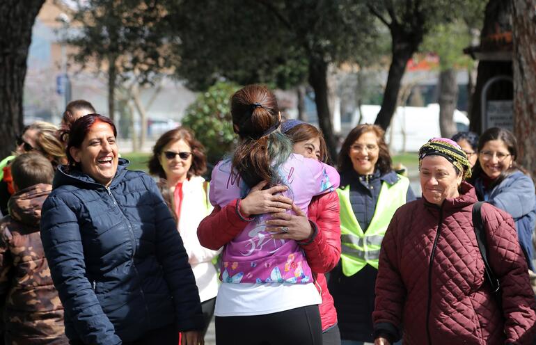 Kadın bisikletçiler, depremzede kadınlarla 'kardeş' oldu